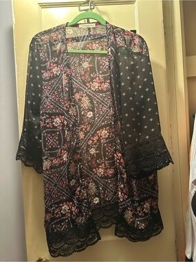 Black Floral Lace-Trim Kimono by Rewind